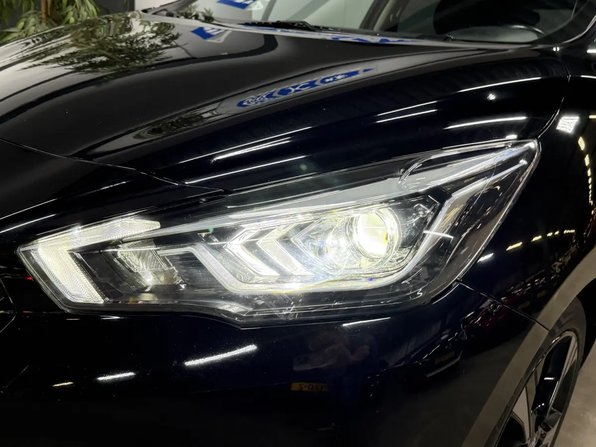 Micra 1.0L Acenta // Led koplampen // Navi // Ecc
