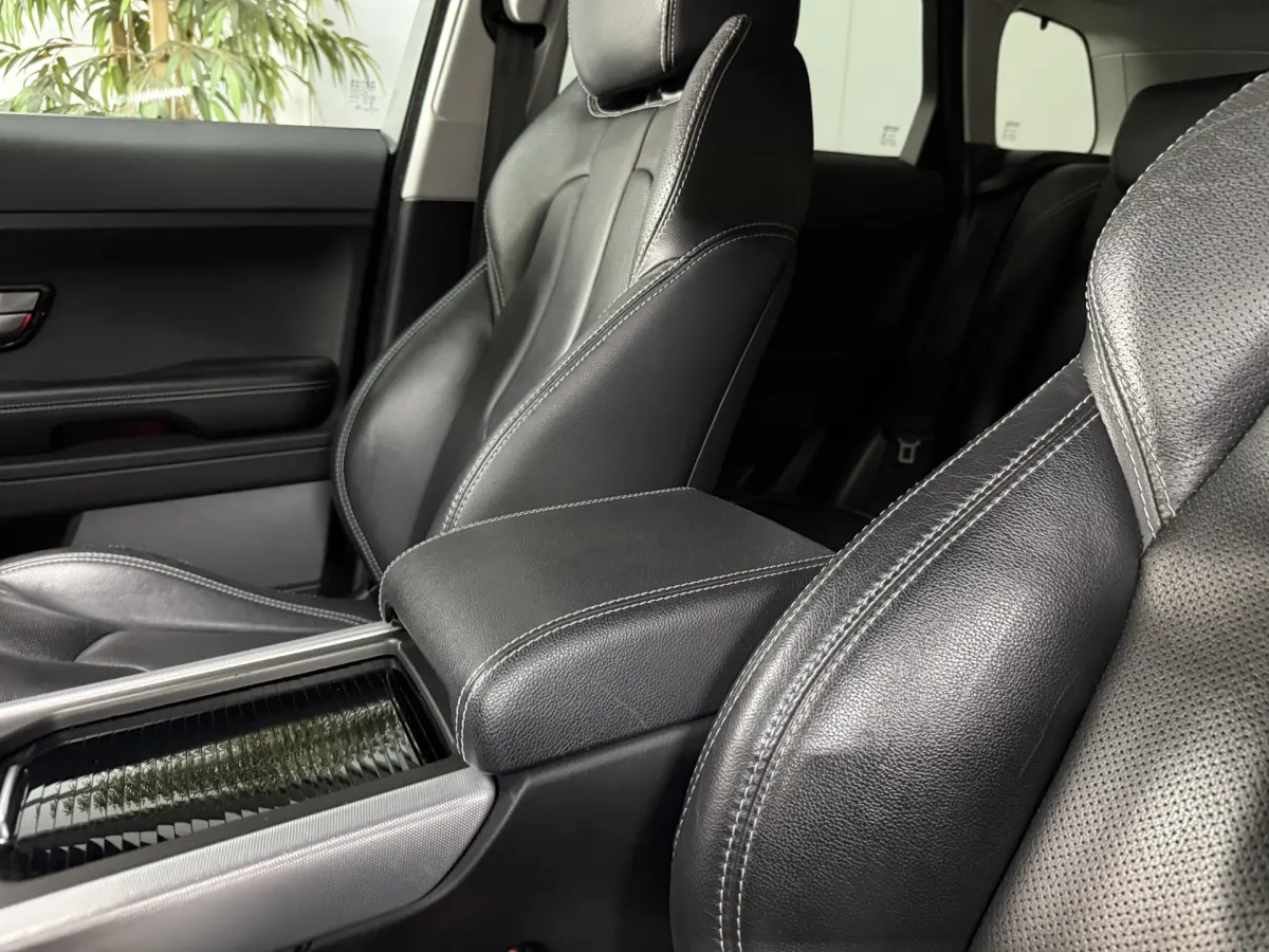 Range Rover Evoque 2.0 Si 4WD Prestige Business Edition // Leer // Meridian