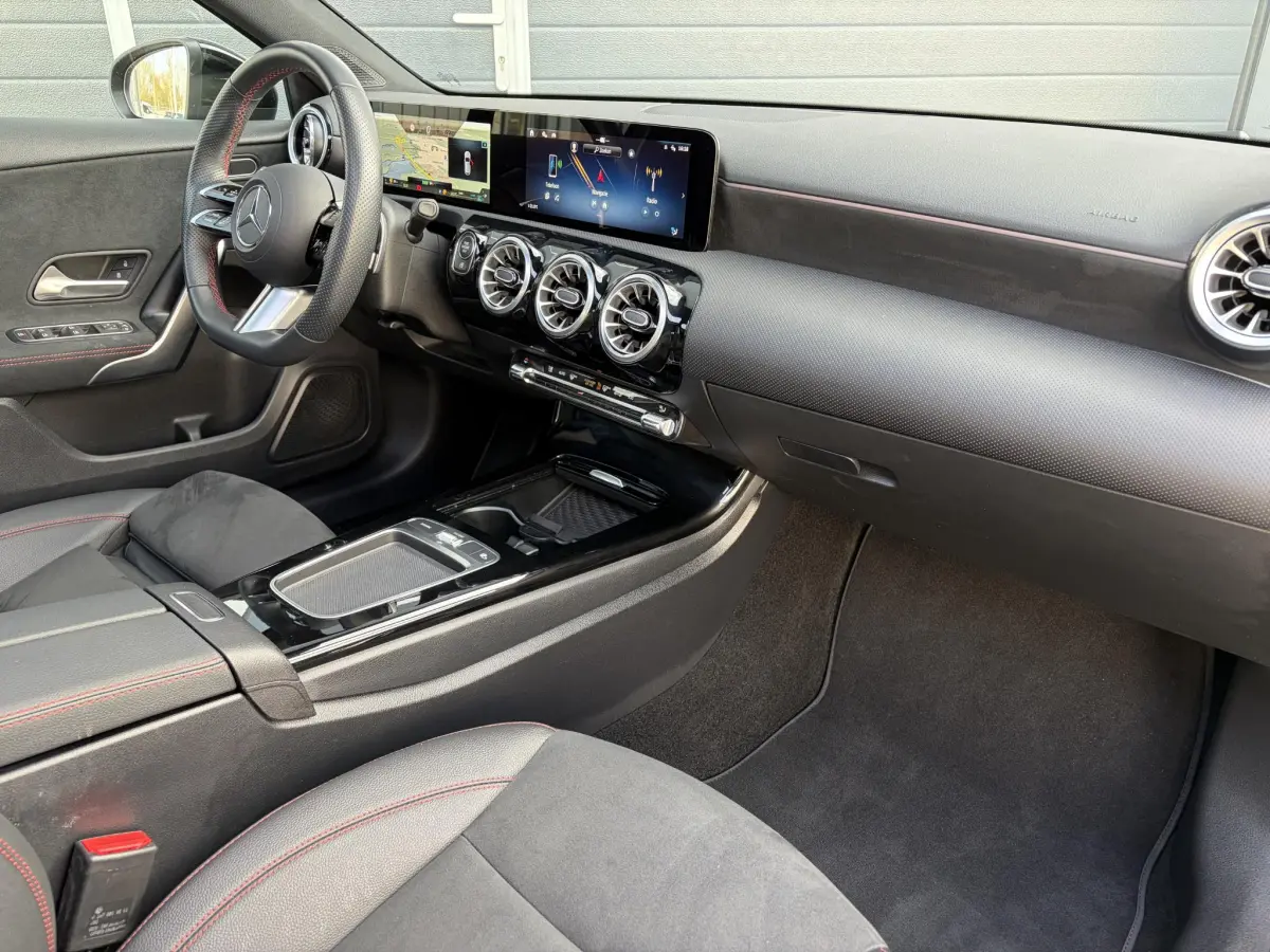 A-Klasse 180 Star Edition | Keyless | Pano | Sfeer | Camera | Stoel verwarming |