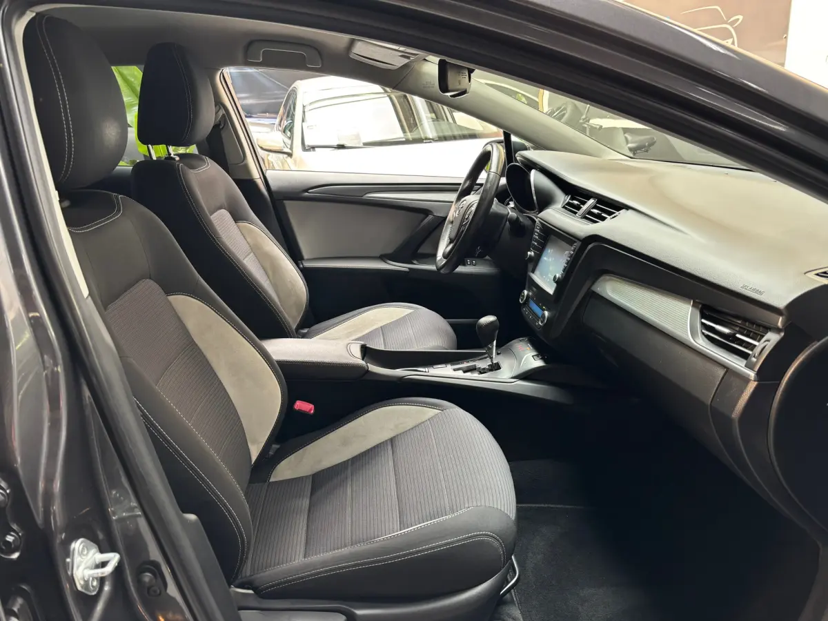 Avensis Touring Sports 1.8 VVT-i SkyView Edition / Camera