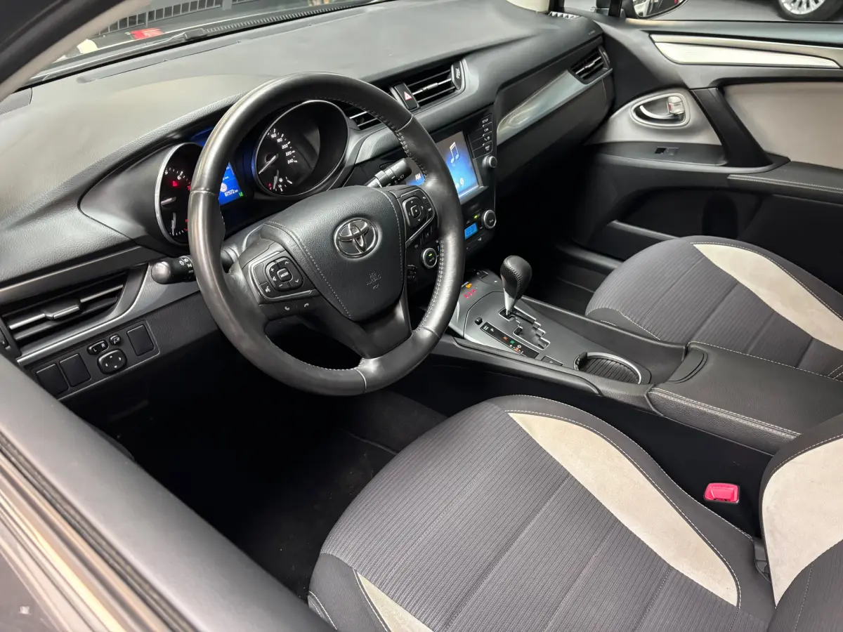 Avensis Touring Sports 1.8 VVT-i SkyView Edition / Camera