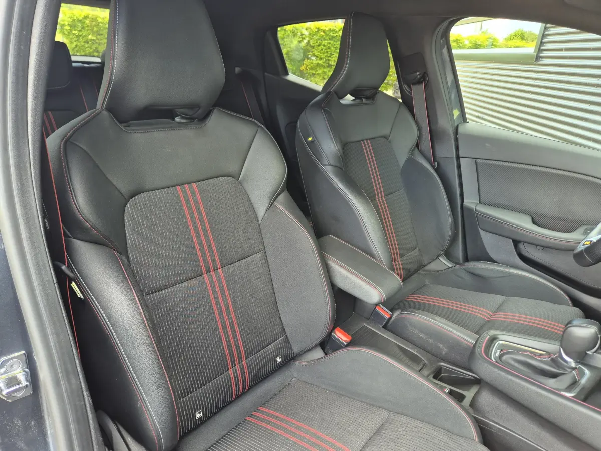 Clio 1.6 E-Tech Hybrid 140 R.S. Line Camera, Navigatie, All Season banden, Sportinterieur, Apple/Android