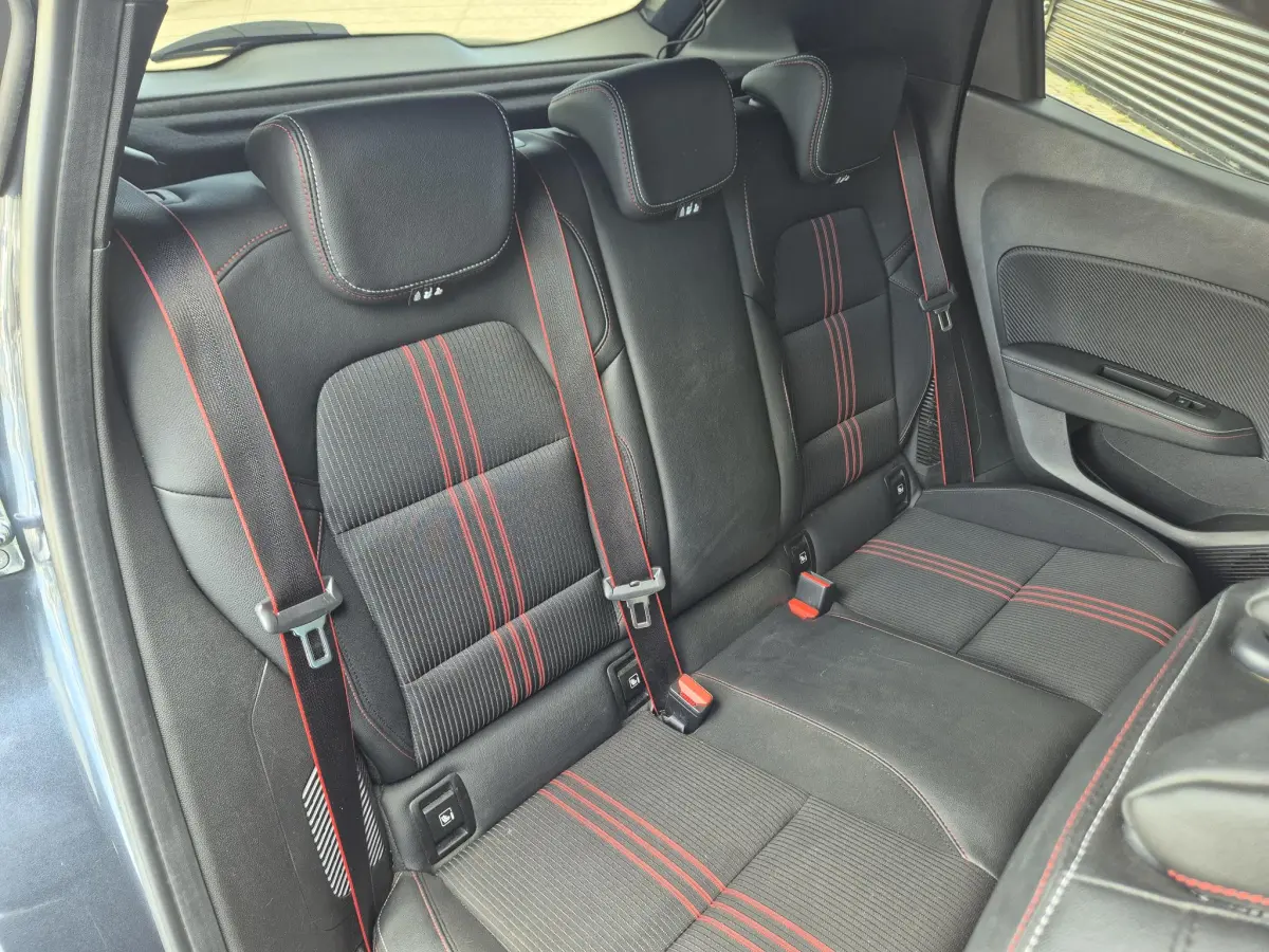 Clio 1.6 E-Tech Hybrid 140 R.S. Line Camera, Navigatie, All Season banden, Sportinterieur, Apple/Android
