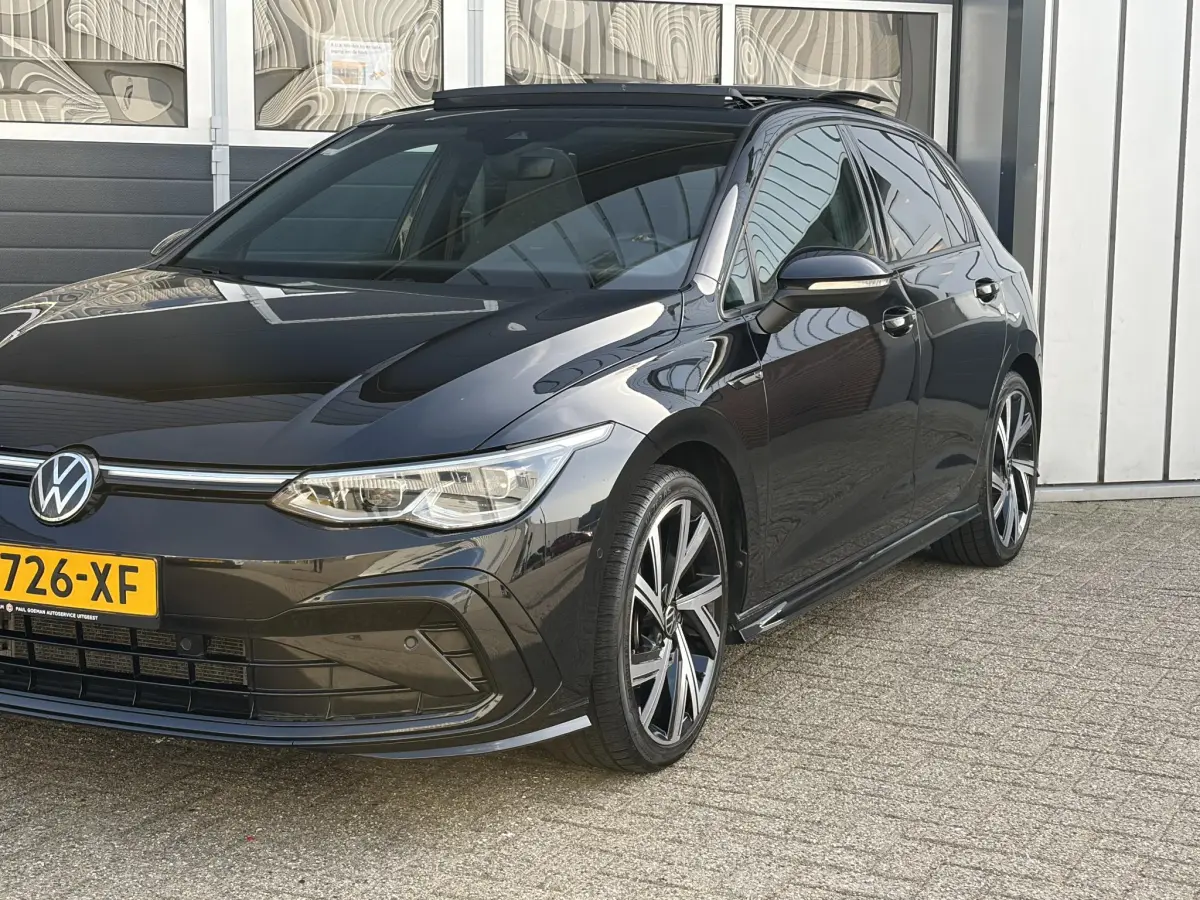 Golf 1.5 eTSI R-Line Business | Panoramadak | Keyless | Stoel verwarming | Camera |