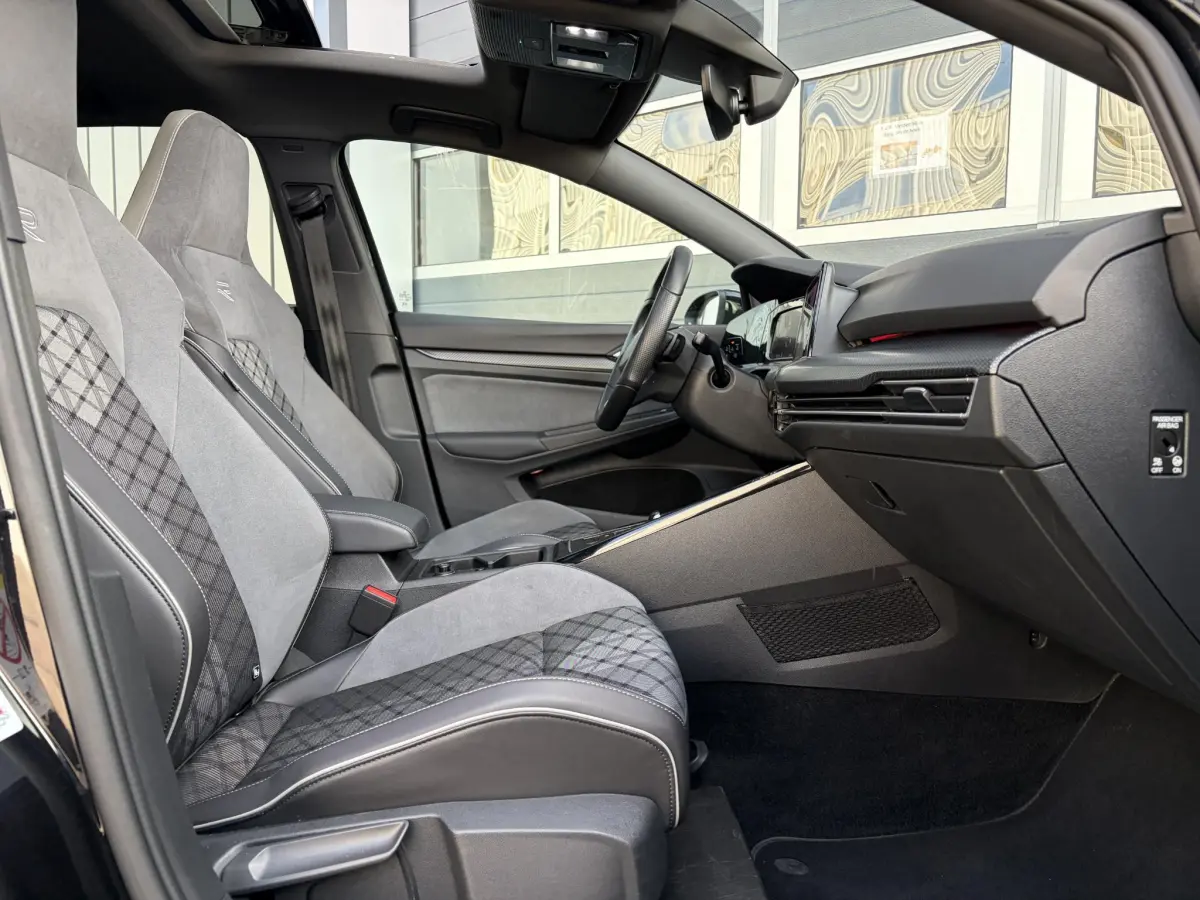 Golf 1.5 eTSI R-Line Business | Panoramadak | Keyless | Stoel verwarming | Camera |