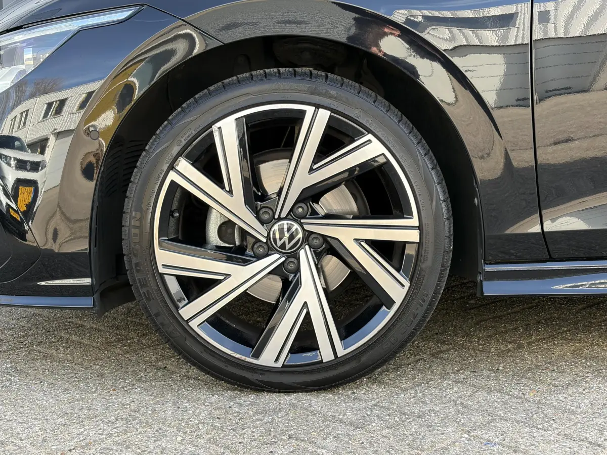 Golf 1.5 eTSI R-Line Business | Panoramadak | Keyless | Stoel verwarming | Camera |