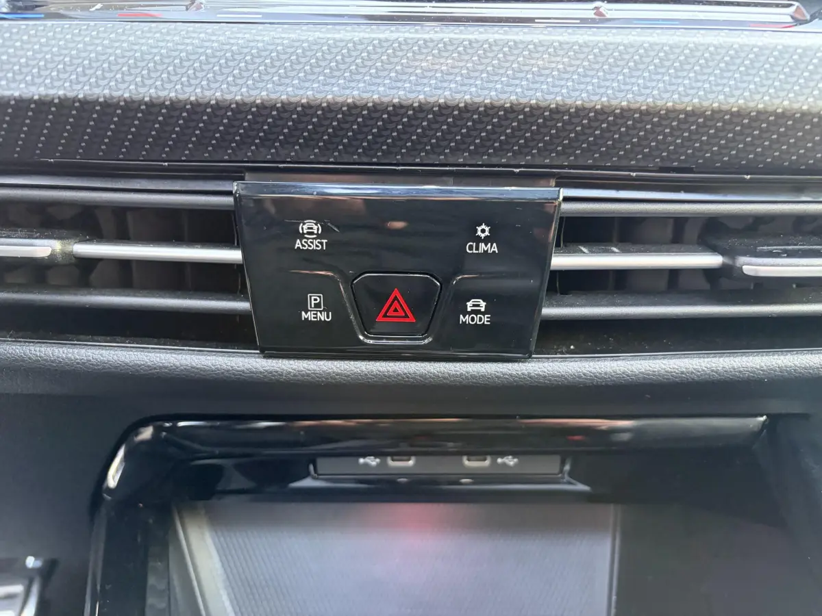 Golf 1.5 eTSI R-Line Business | Panoramadak | Keyless | Stoel verwarming | Camera |