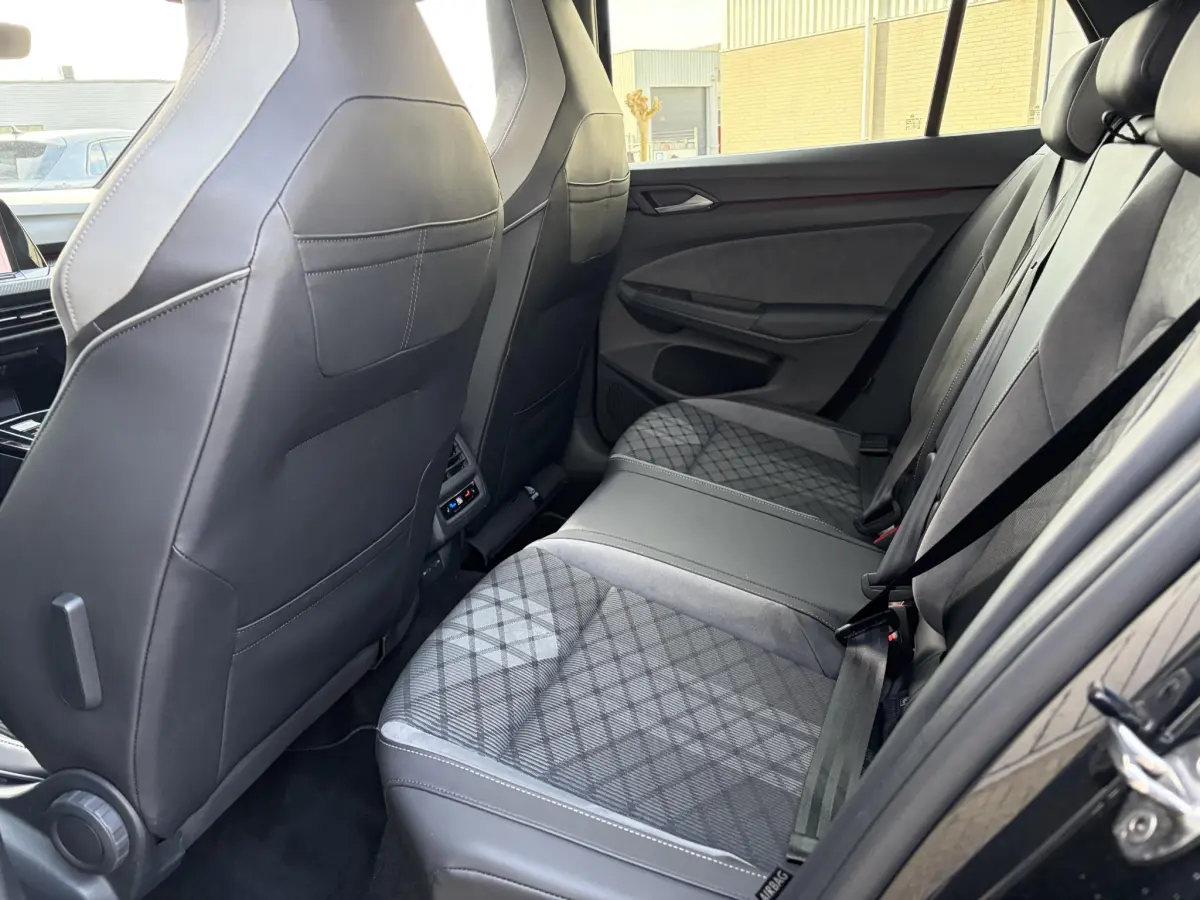 Golf 1.5 eTSI R-Line Business | Panoramadak | Keyless | Stoel verwarming | Camera |