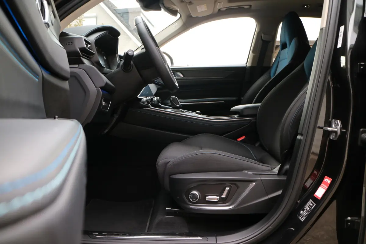 01 1.5 Midnight Black | PHEV | LED |