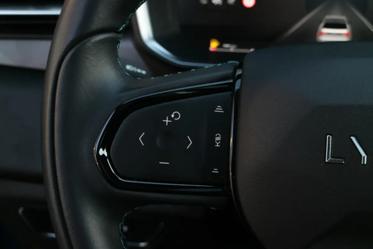 01 1.5 Midnight Black | PHEV | LED |