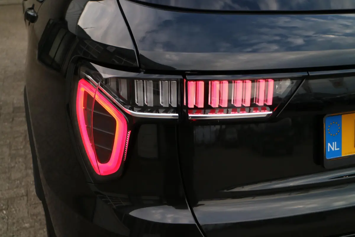 01 1.5 Midnight Black | PHEV | LED |