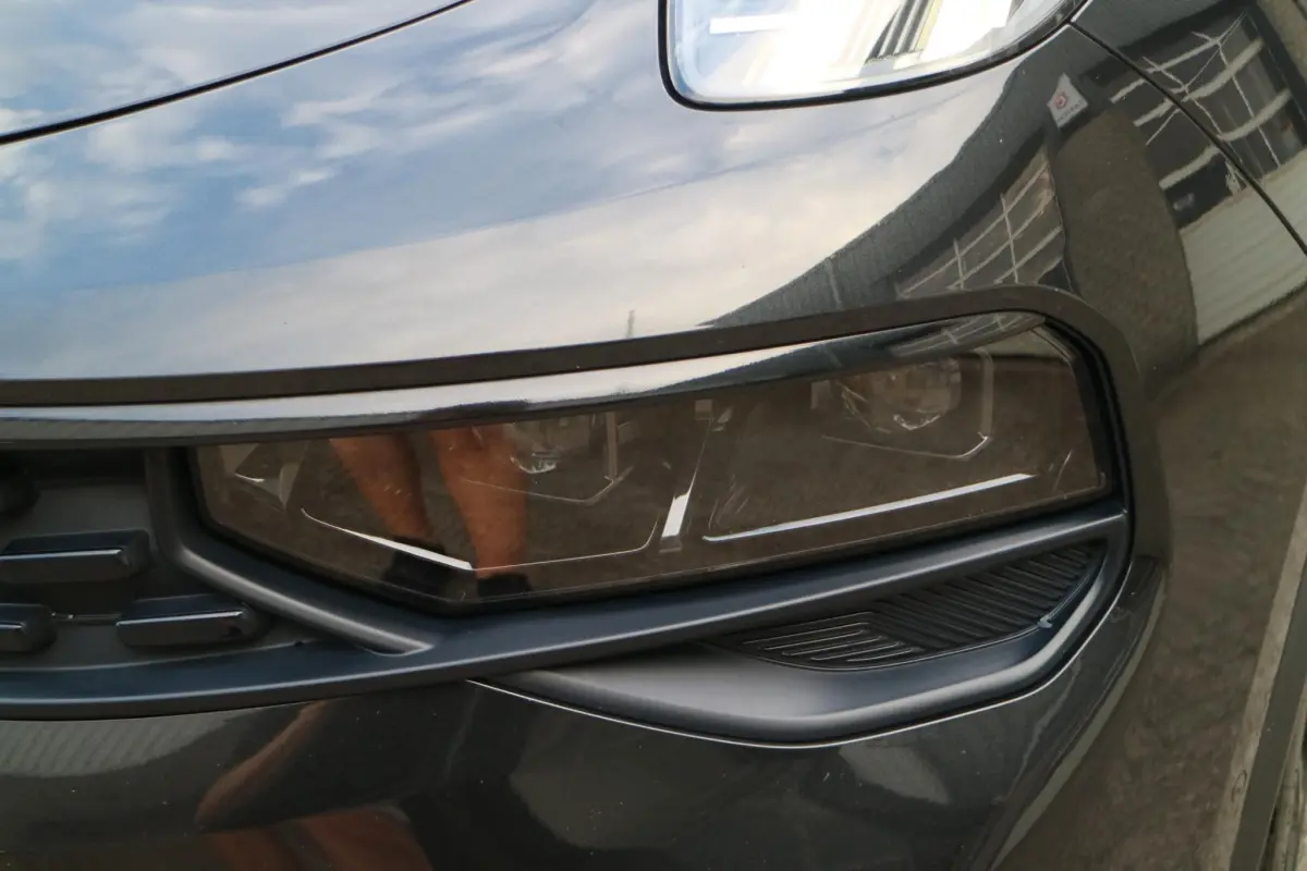 01 1.5 Midnight Black | PHEV | LED |