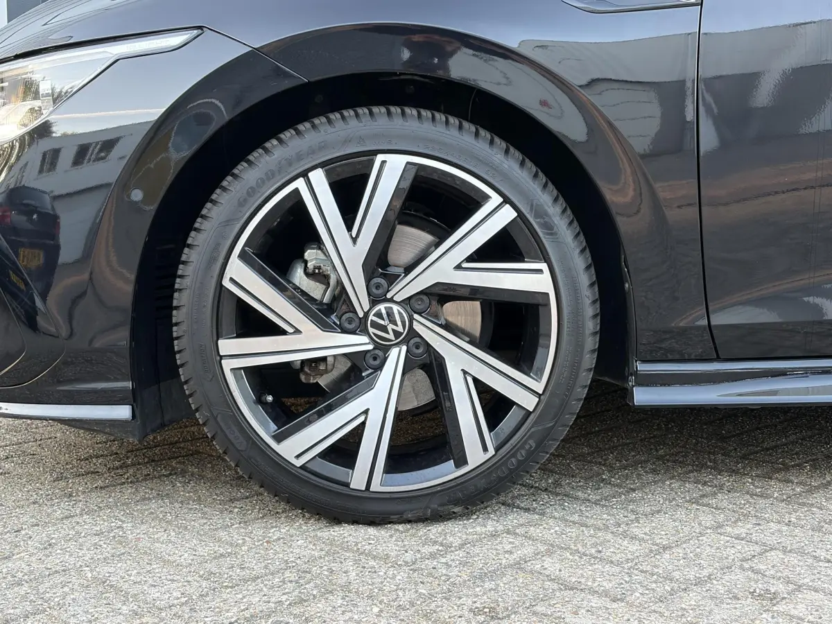 Golf 1.5 eTSI R-Line | Pano | LED | Stoel verwarming | 3x R-Line | Camera |
