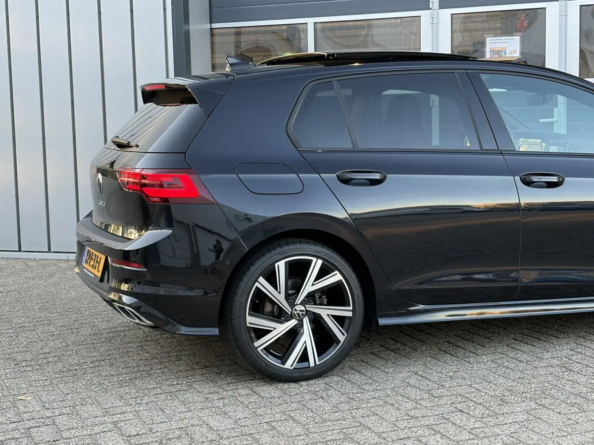 Golf 1.5 eTSI R-Line | Pano | LED | Stoel verwarming | 3x R-Line | Camera |