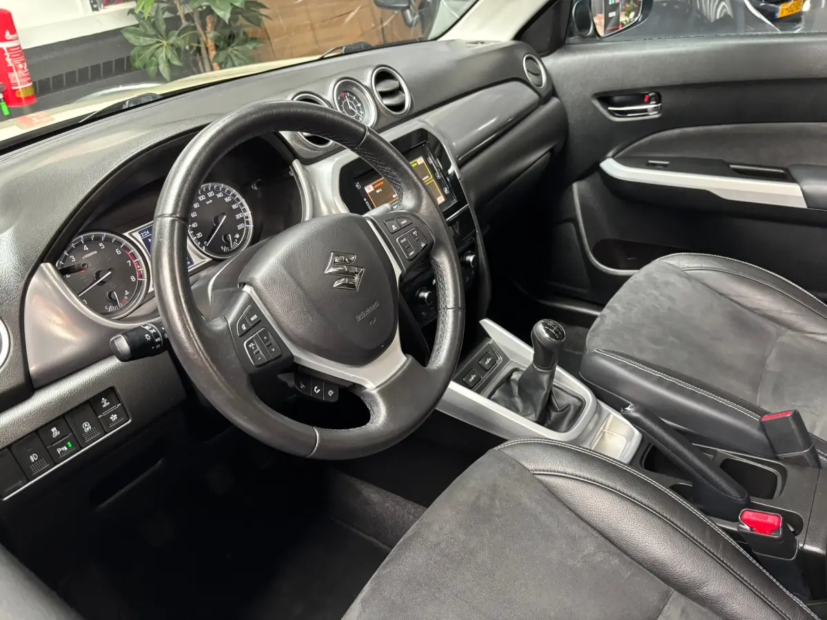 Vitara 1.6 High Executive / Camera / Panorama Dak