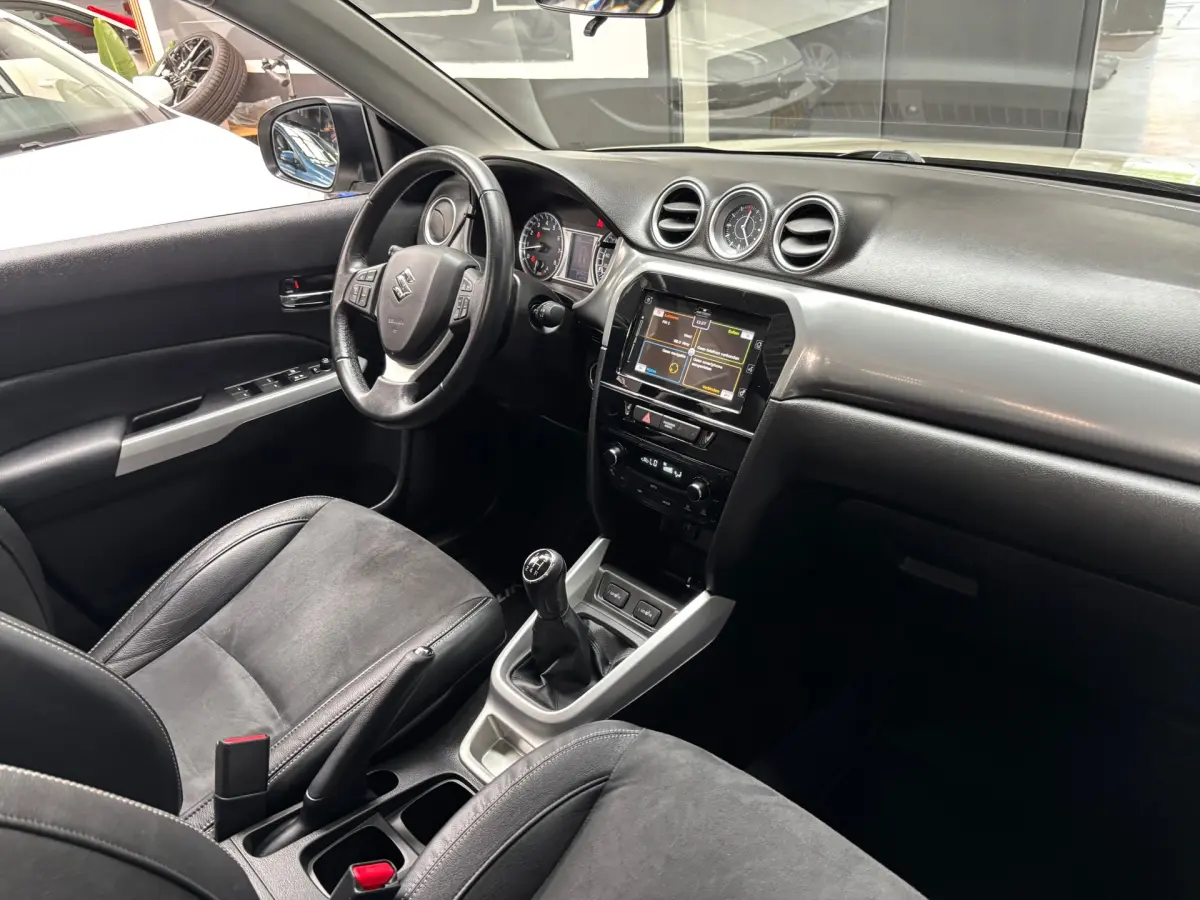 Vitara 1.6 High Executive / Camera / Panorama Dak