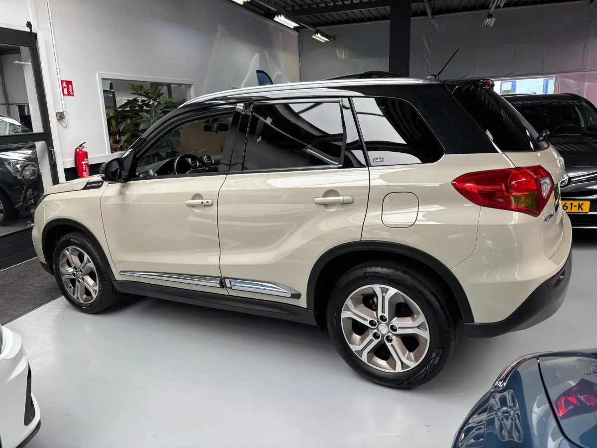 Vitara 1.6 High Executive / Camera / Panorama Dak
