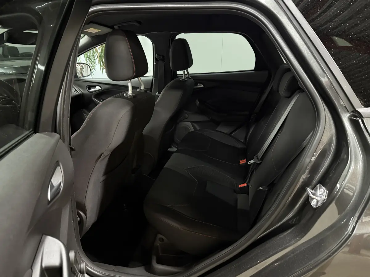 Focus Wagon 1.0 ST-Line // Ecc // stoel verw.