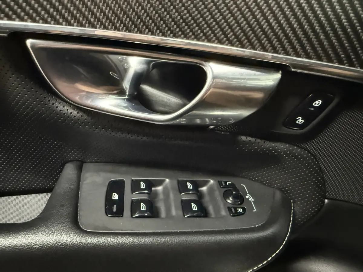 XC90 2.0 T5 AWD R-Design // Panodak // Caplay // sportstoelen met geheugen