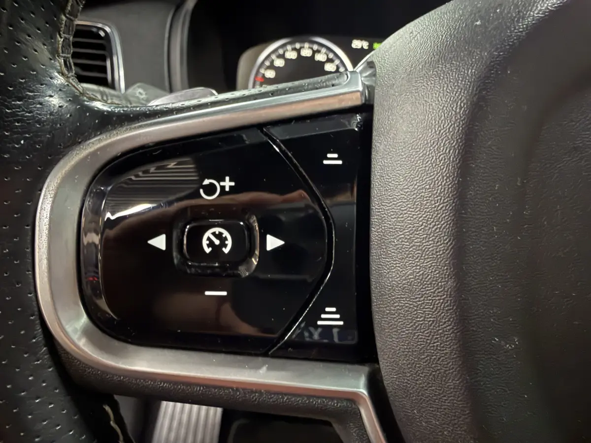 XC90 2.0 T5 AWD R-Design // Panodak // Caplay // sportstoelen met geheugen