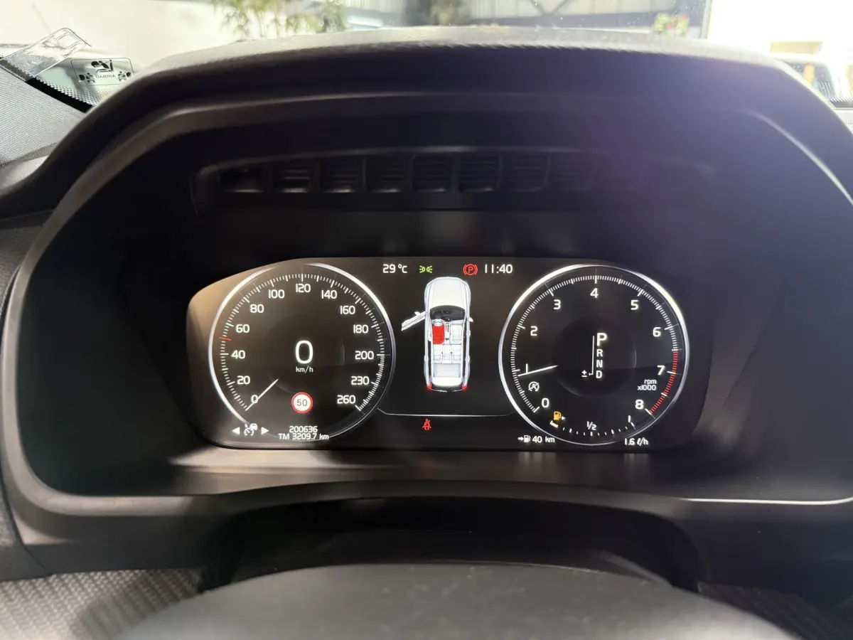 XC90 2.0 T5 AWD R-Design // Panodak // Caplay // sportstoelen met geheugen