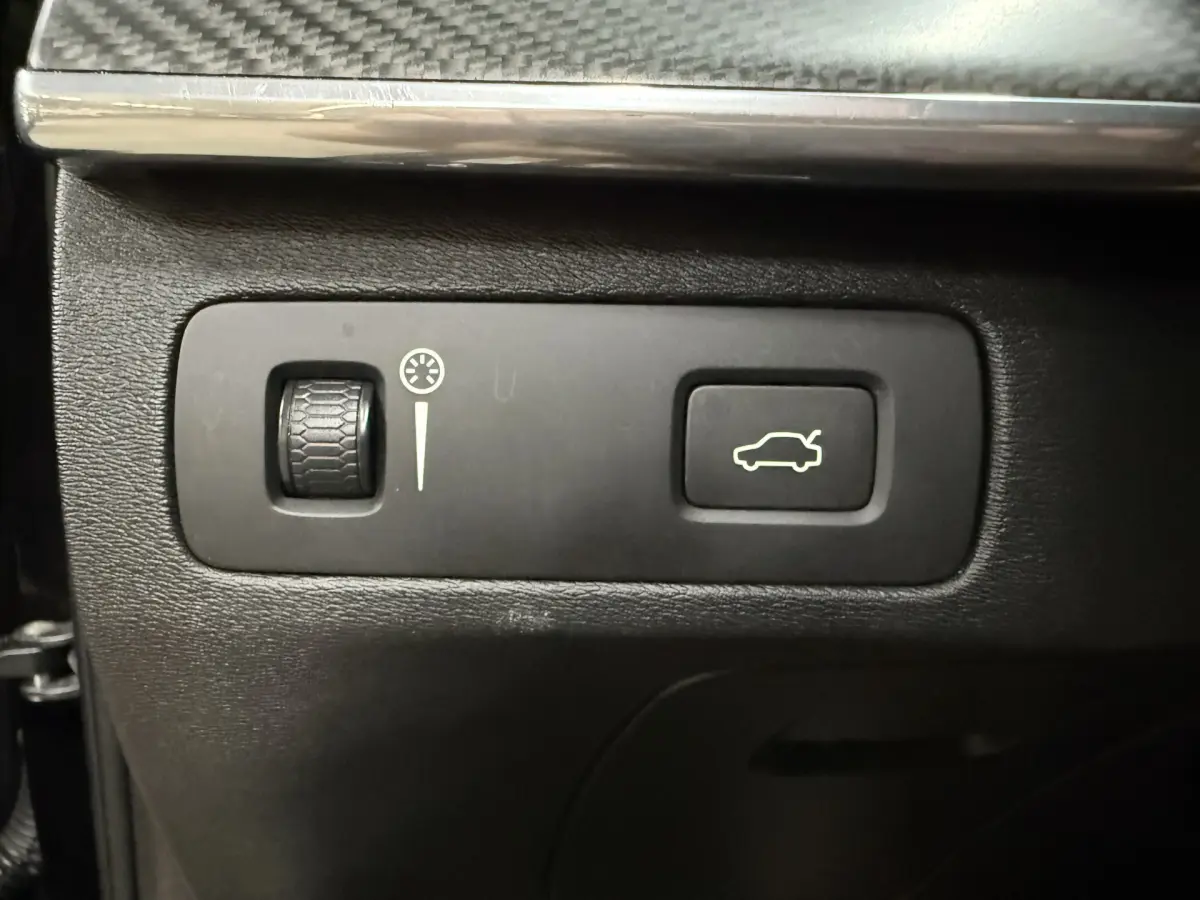 XC90 2.0 T5 AWD R-Design // Panodak // Caplay // sportstoelen met geheugen
