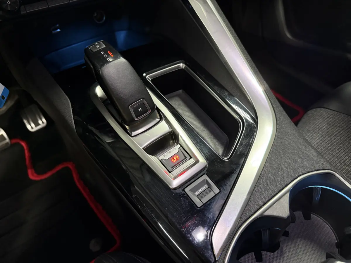 3008 1.6 PureTech Allure // Auto. // Half leer // carplay // 19 inch