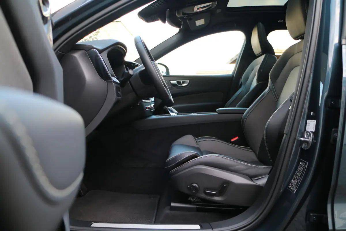 XC60 2.0 T6 Plug-in hybrid AWD Plus Dark | long Range! | Panorama | 360 camera |