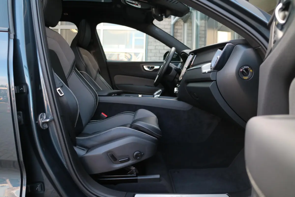 XC60 2.0 T6 Plug-in hybrid AWD Plus Dark | long Range! | Panorama | 360 camera |