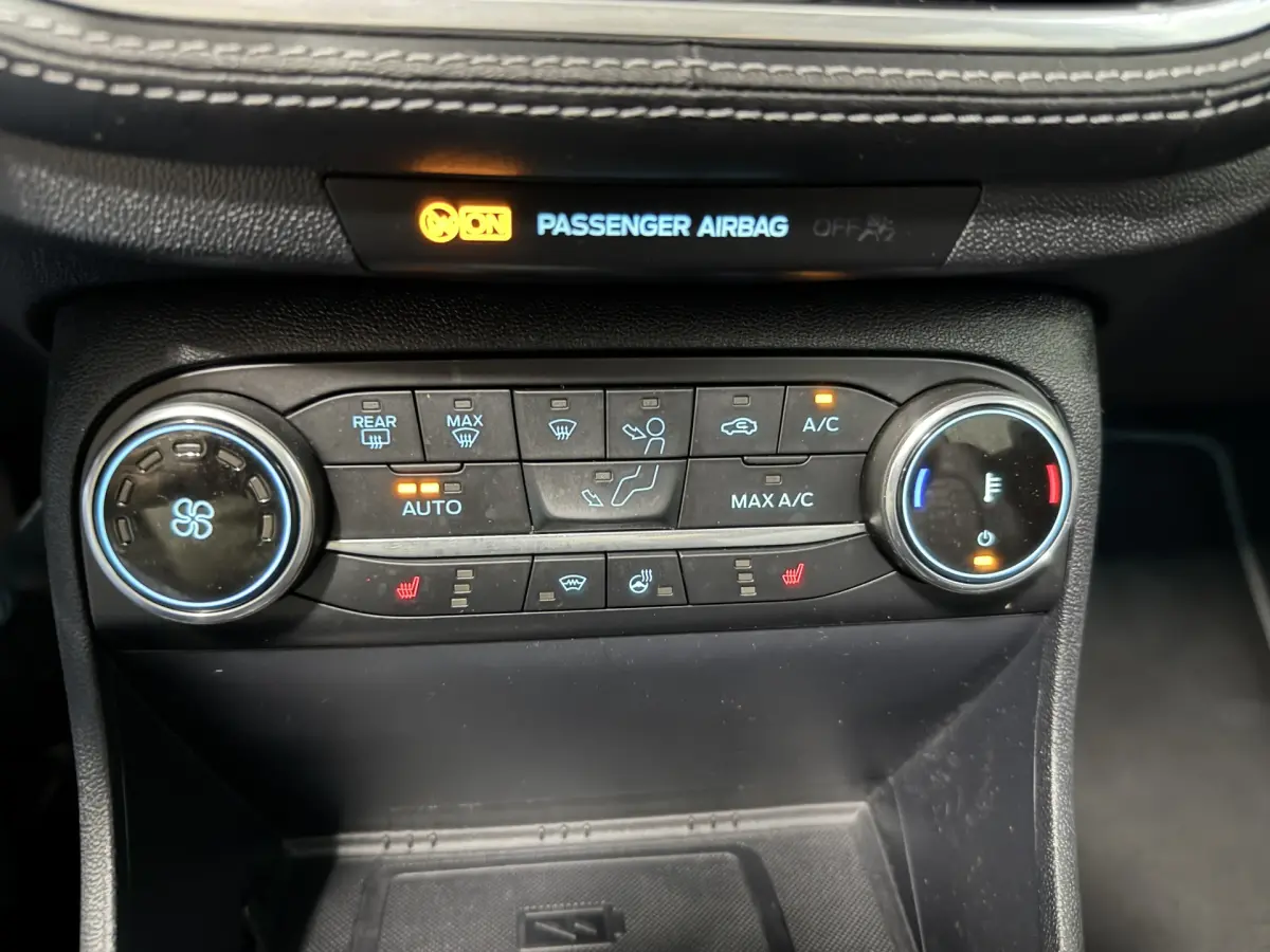 Fiesta 1.0 EcoBoost Hybrid Vignale // Pano // Vol Led