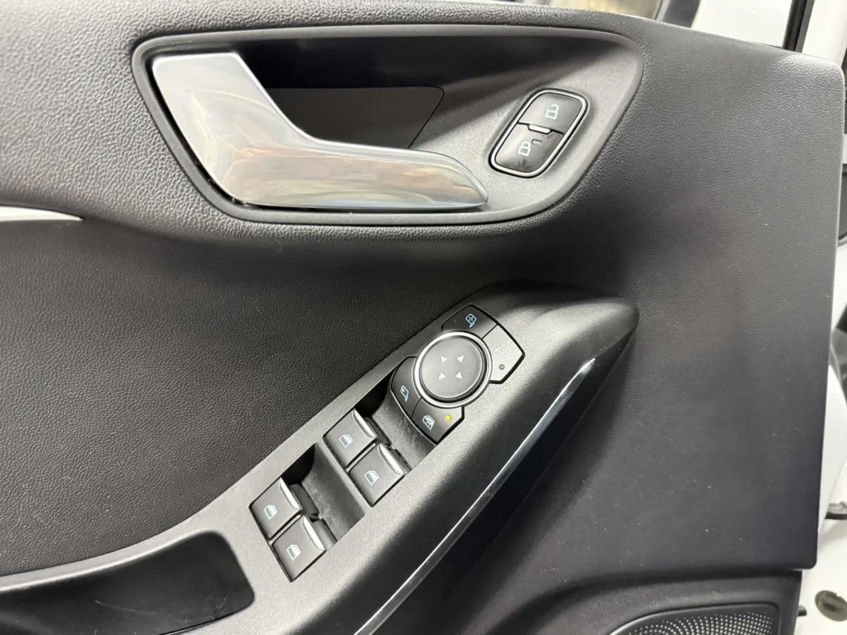 Fiesta 1.0 EcoBoost Hybrid Vignale // Pano // Vol Led