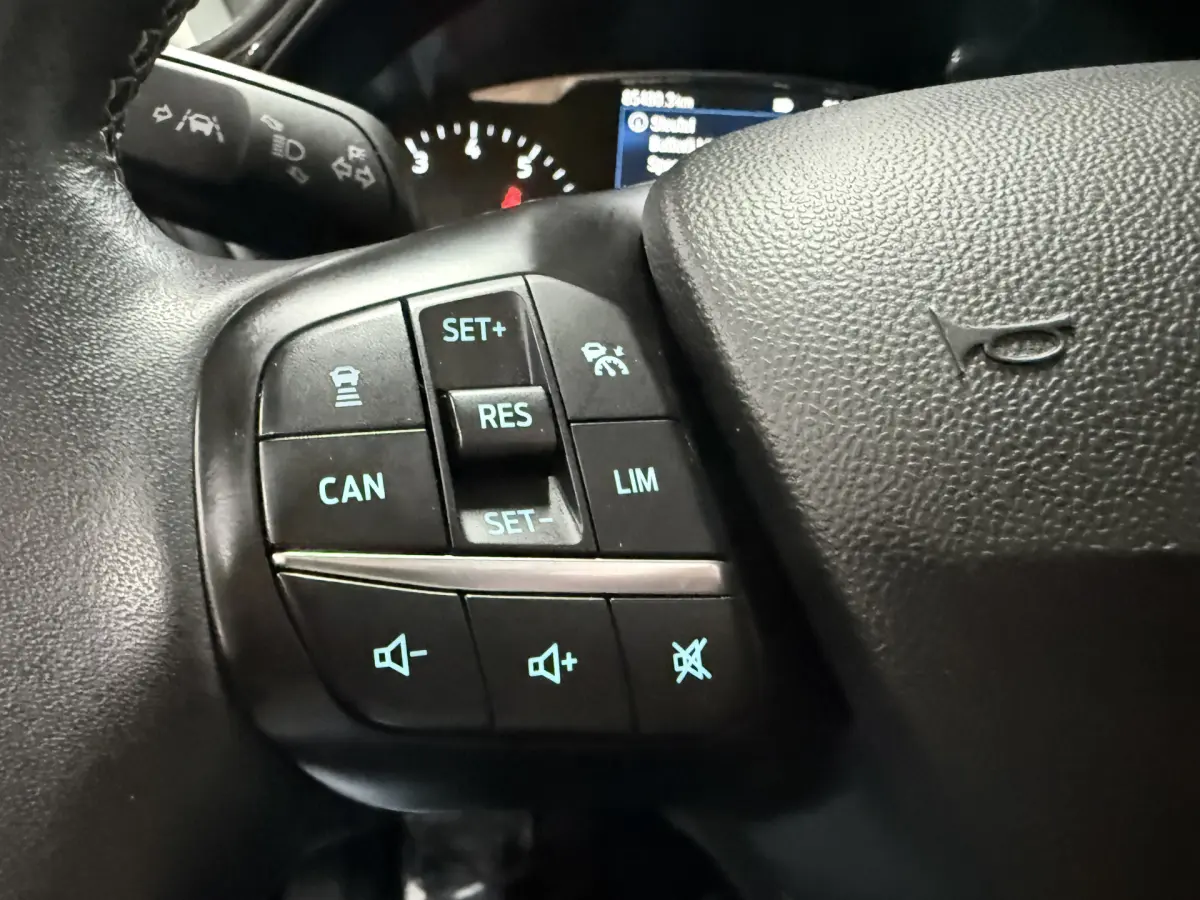 Fiesta 1.0 EcoBoost Hybrid Vignale // Pano // Vol Led