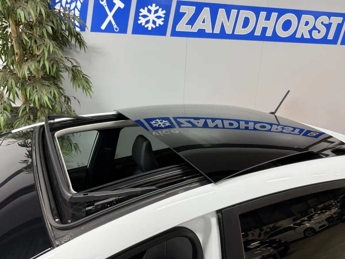 Fiesta 1.0 EcoBoost Hybrid Vignale // Pano // Vol Led