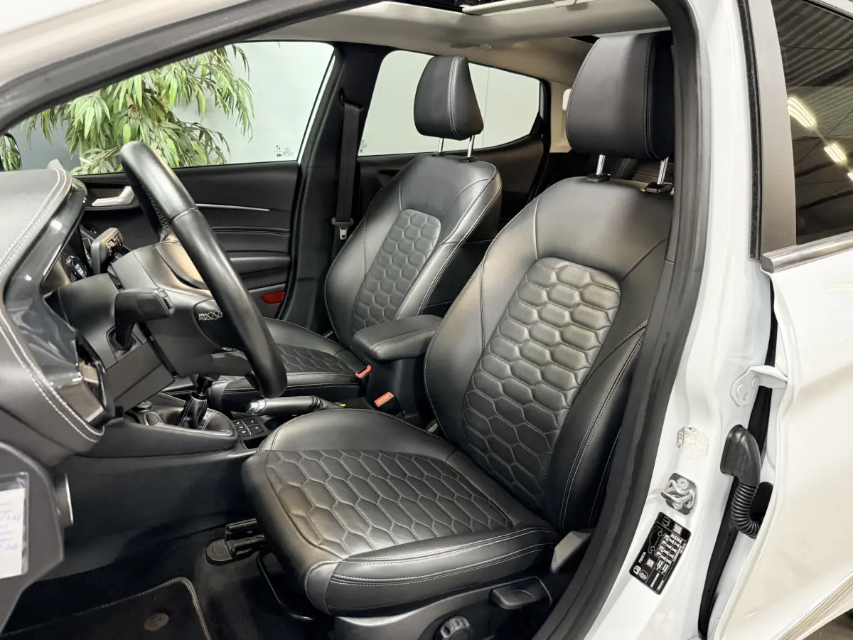 Fiesta 1.0 EcoBoost Hybrid Vignale // Pano // Vol Led