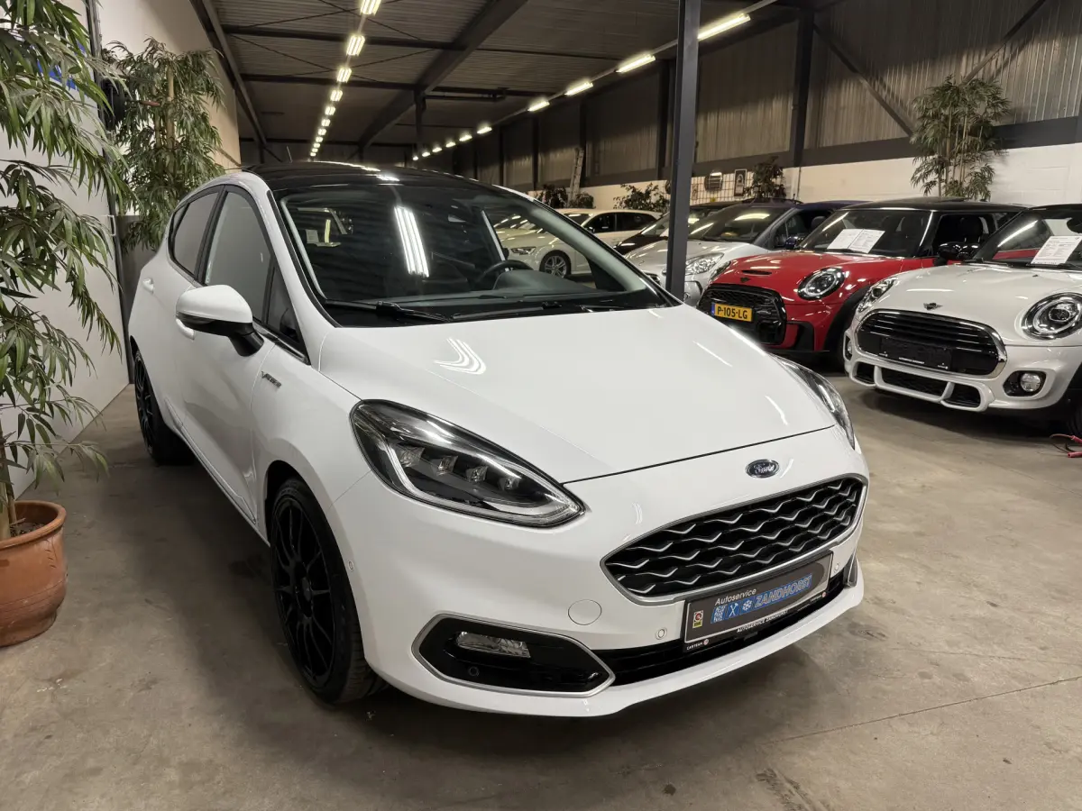 Fiesta 1.0 EcoBoost Hybrid Vignale // Pano // Vol Led