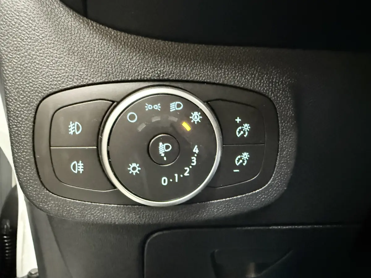 Fiesta 1.0 EcoBoost Hybrid Vignale // Pano // Vol Led