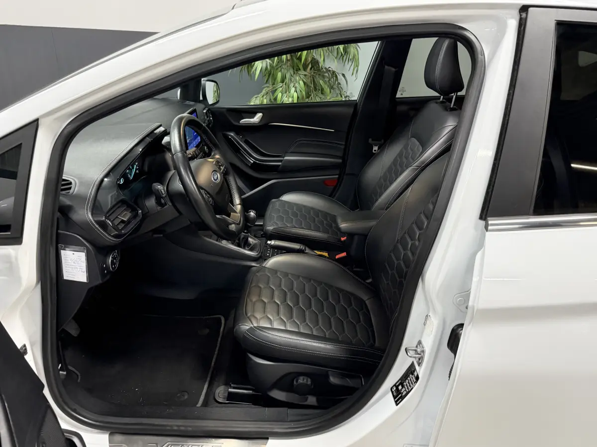 Fiesta 1.0 EcoBoost Hybrid Vignale // Pano // Vol Led