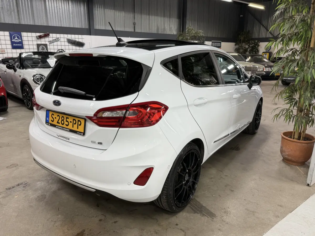 Fiesta 1.0 EcoBoost Hybrid Vignale // Pano // Vol Led