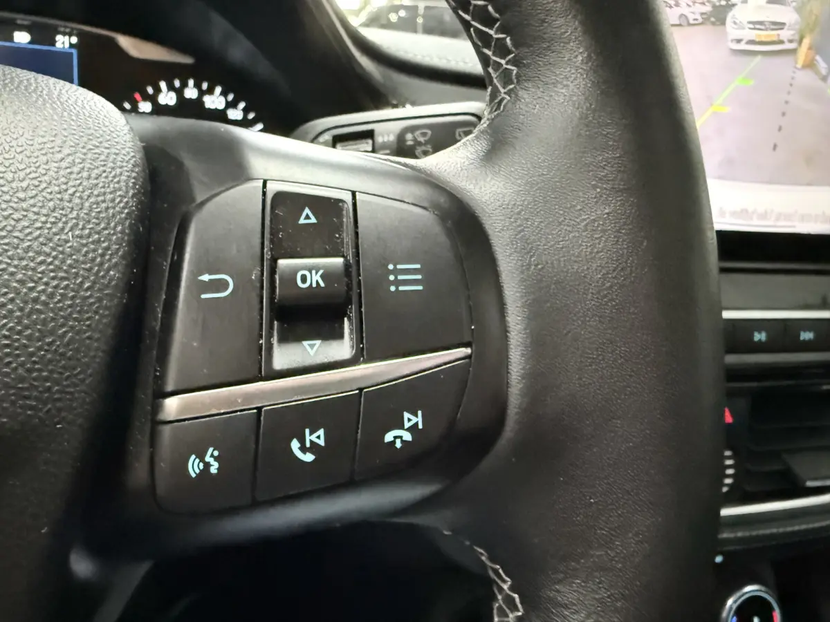 Fiesta 1.0 EcoBoost Hybrid Vignale // Pano // Vol Led