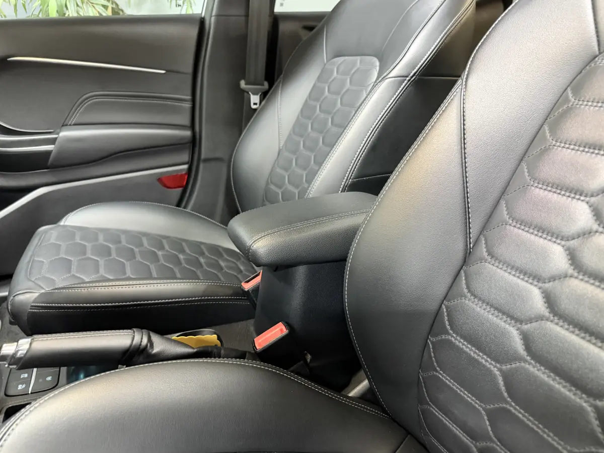 Fiesta 1.0 EcoBoost Hybrid Vignale // Pano // Vol Led