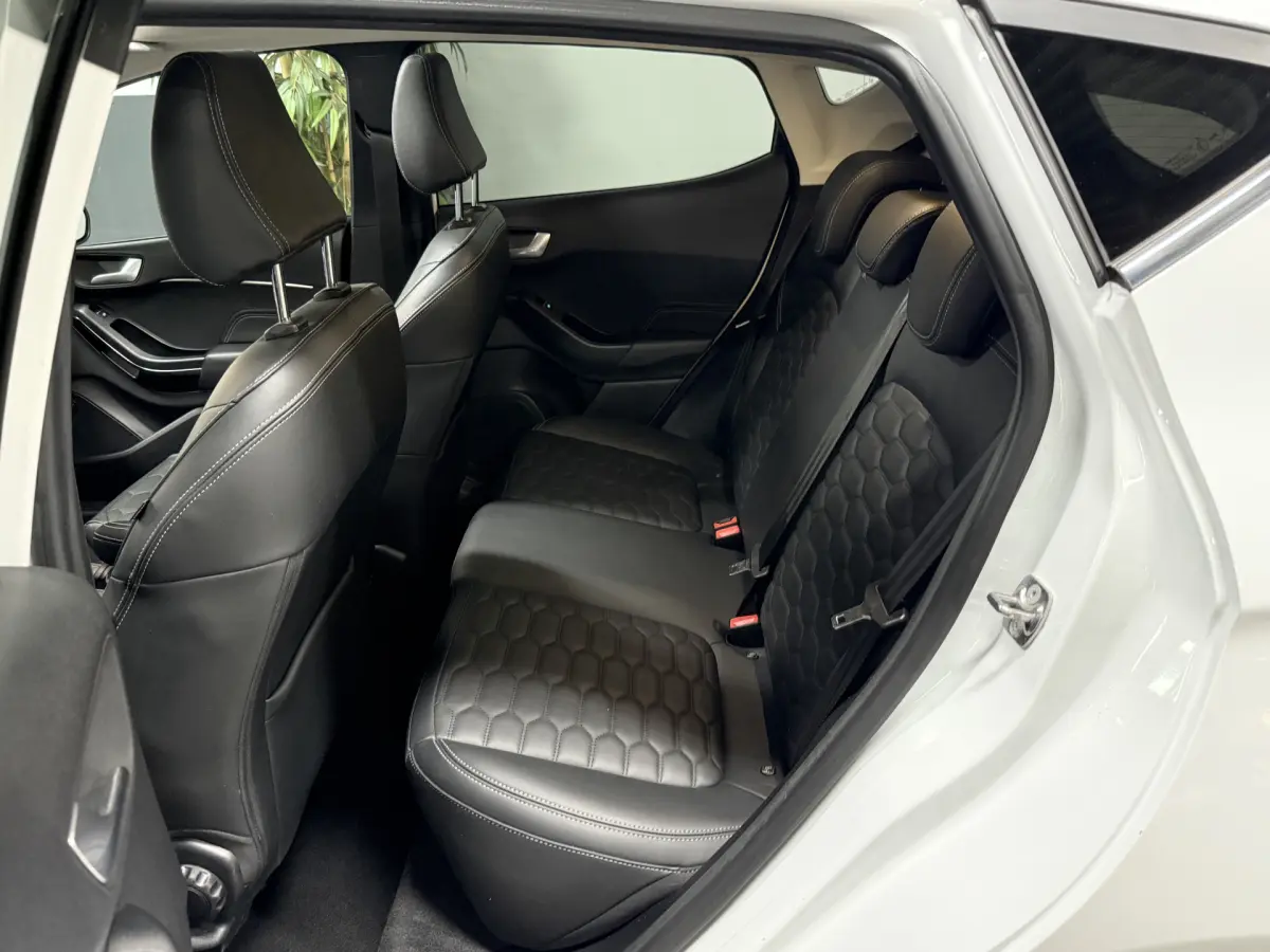 Fiesta 1.0 EcoBoost Hybrid Vignale // Pano // Vol Led