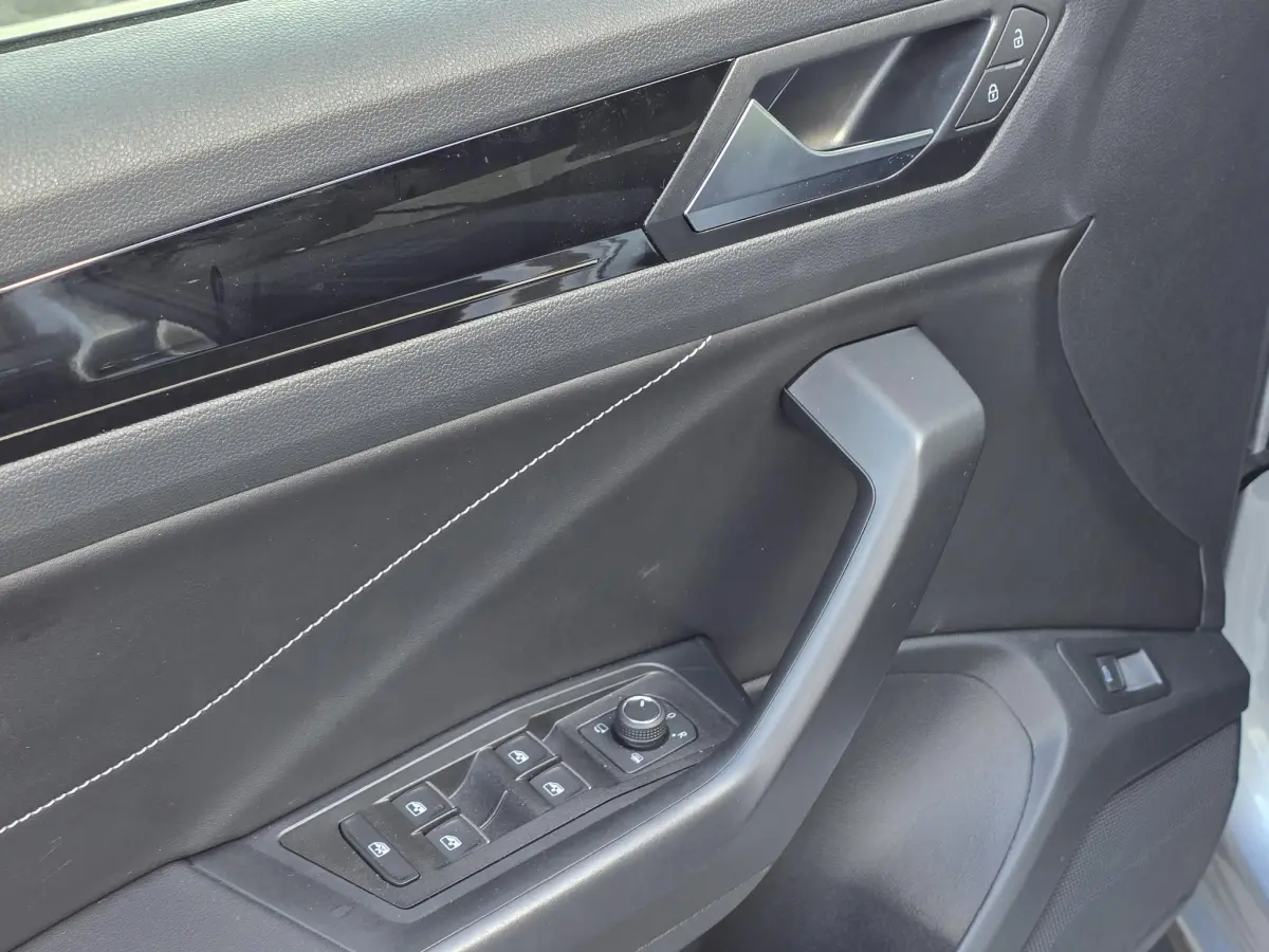 T-Roc 1.5 TSI R-Line Edition Virtual Cockpit Stuur/Stoelverwarming PDC V+A Camera