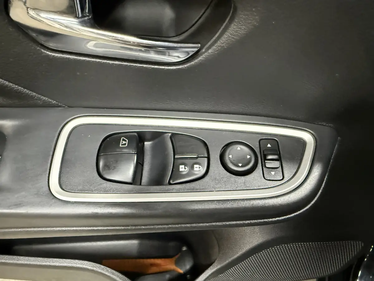 Micra 1.0L Acenta // Led koplampen // Navi // Ecc