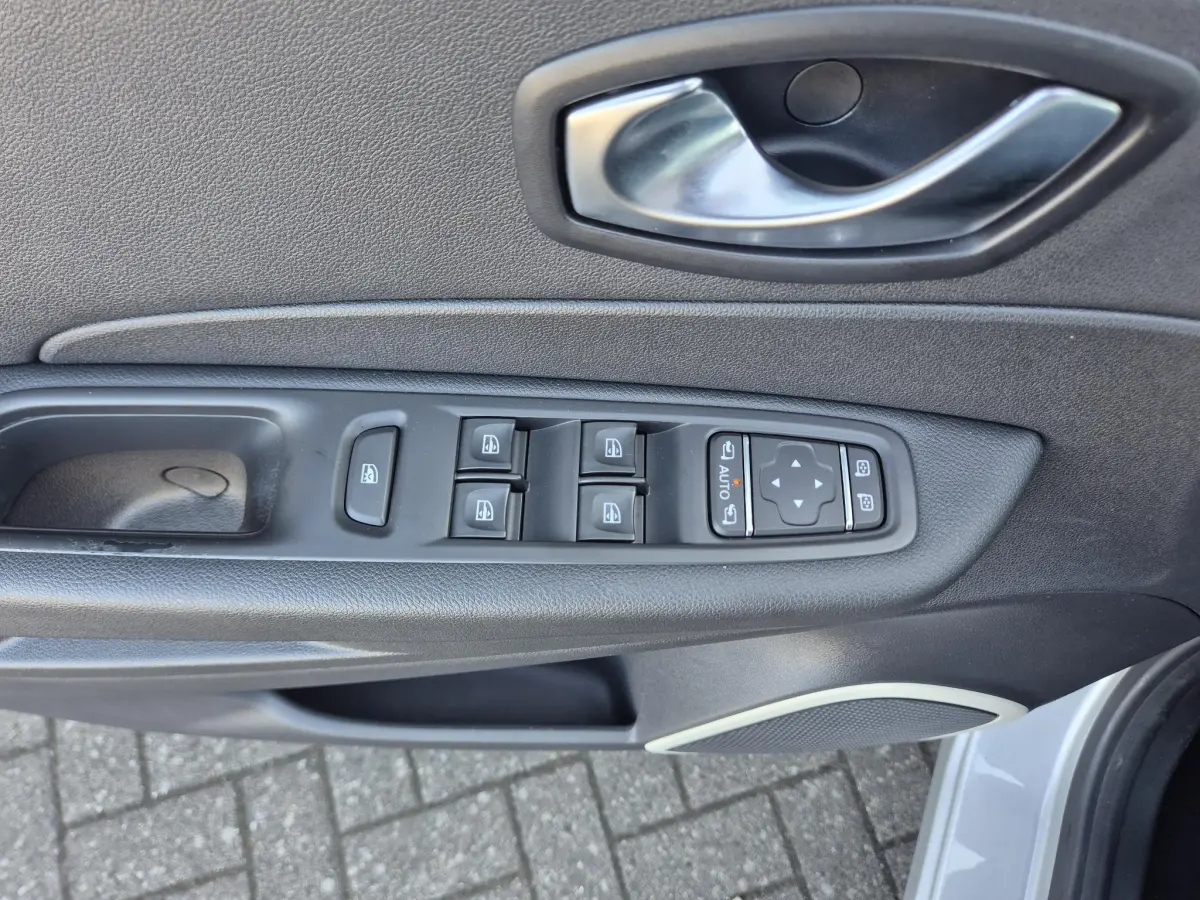 Captur TCe 90 Limited Trekhaak, P-sensoren, Apple/Android Auto!, Bluetooth, LM Velgen