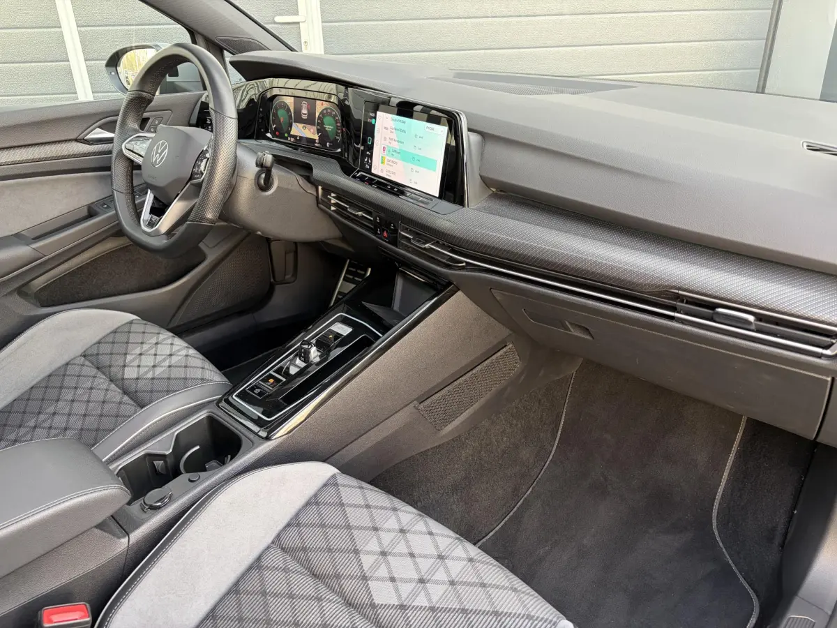 Golf VIII eTSI 110kW R-Line DSG | Pano | LED | Navi | Climate | Camera | Parkeer sensoren |