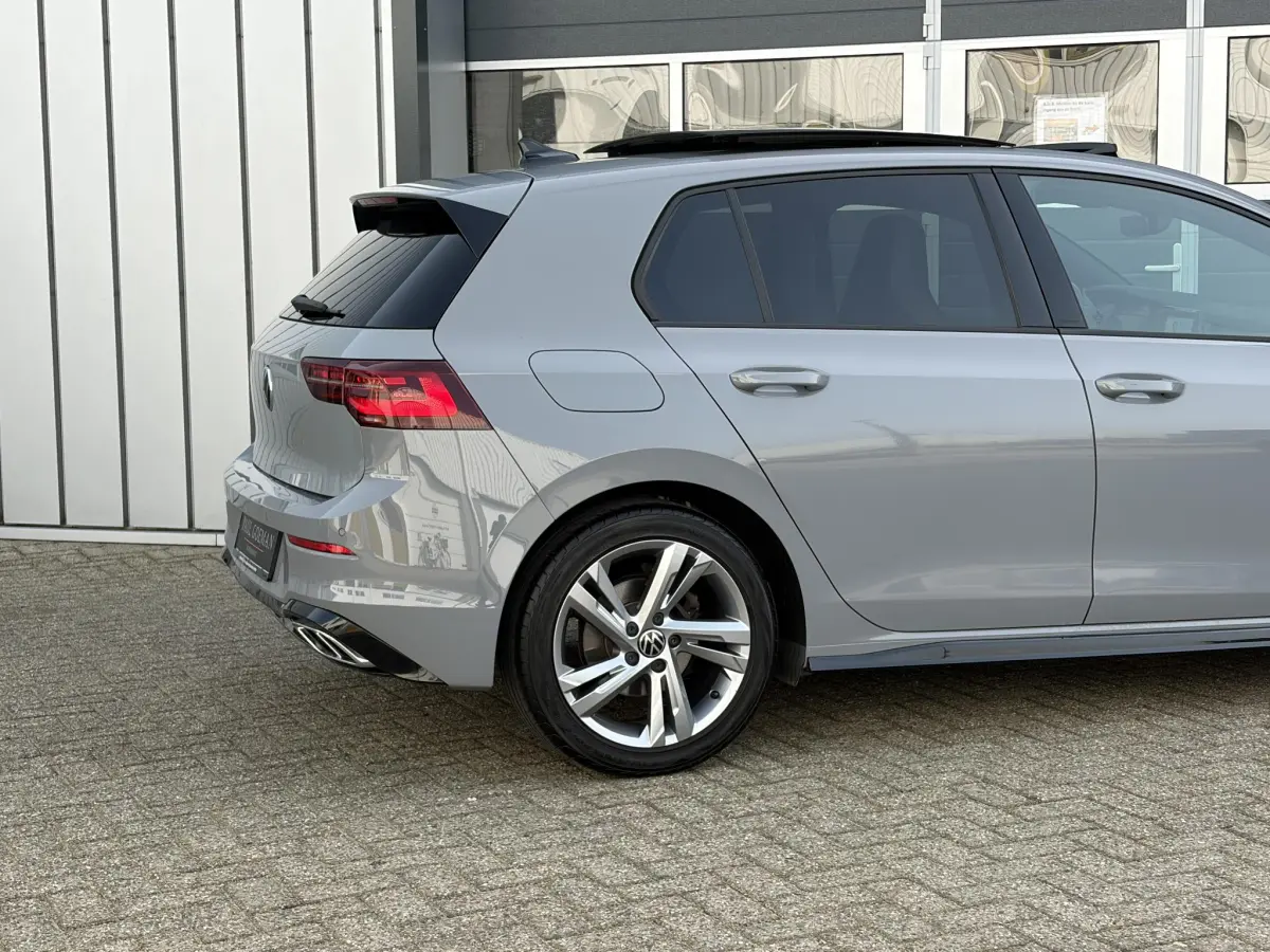 Golf VIII eTSI 110kW R-Line DSG | Pano | LED | Navi | Climate | Camera | Parkeer sensoren |