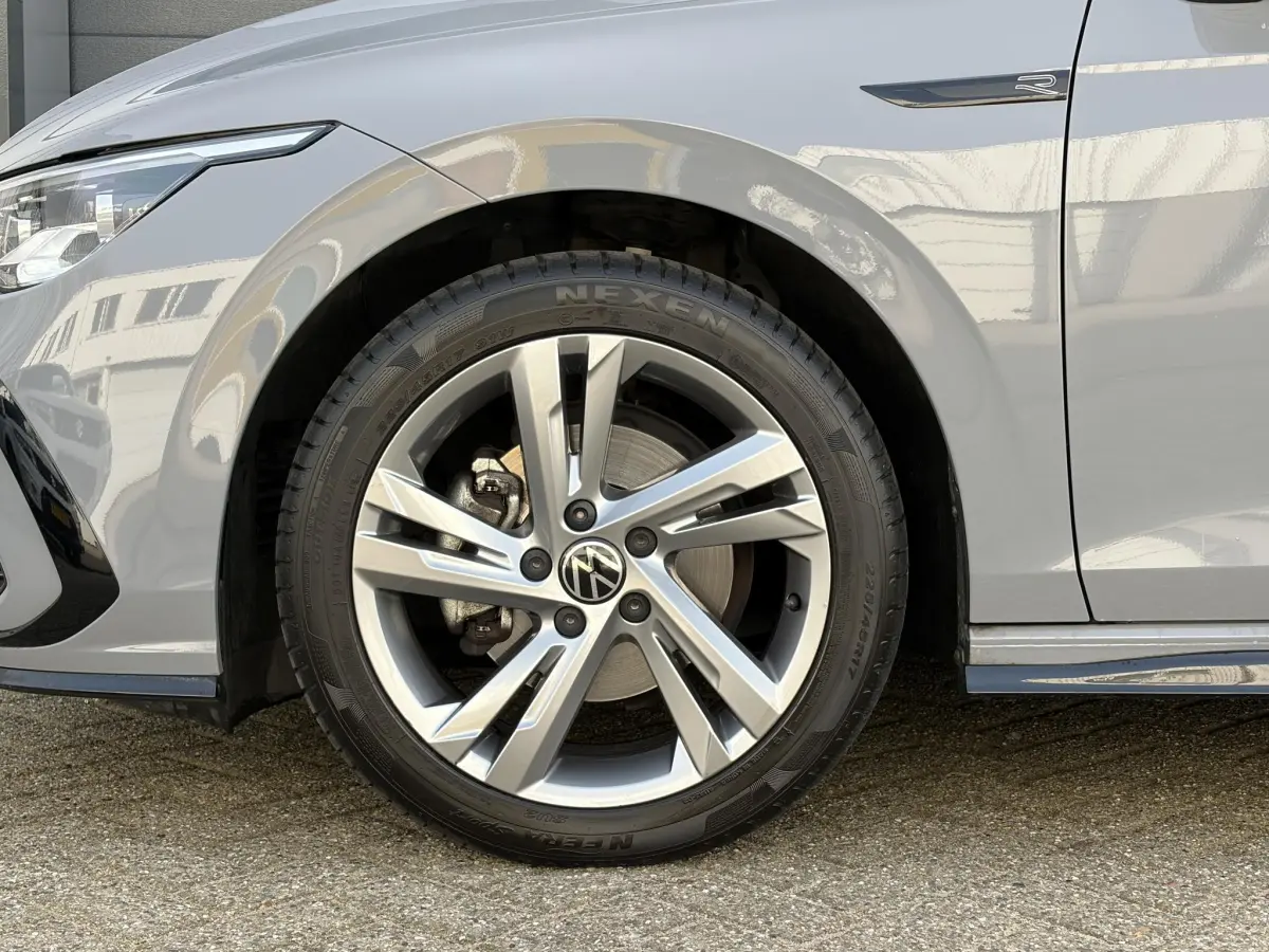 Golf VIII eTSI 110kW R-Line DSG | Pano | LED | Navi | Climate | Camera | Parkeer sensoren |