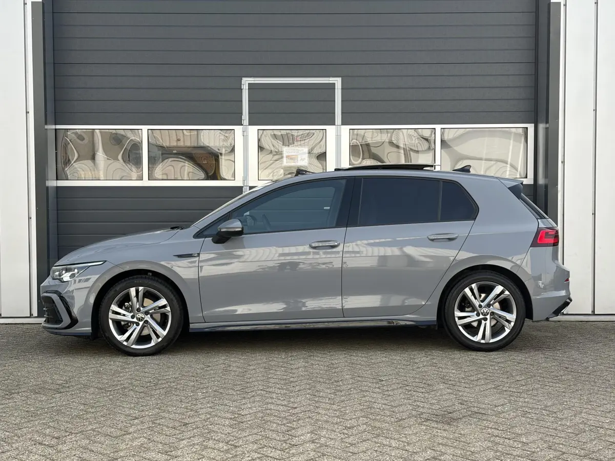 Golf VIII eTSI 110kW R-Line DSG | Pano | LED | Navi | Climate | Camera | Parkeer sensoren |