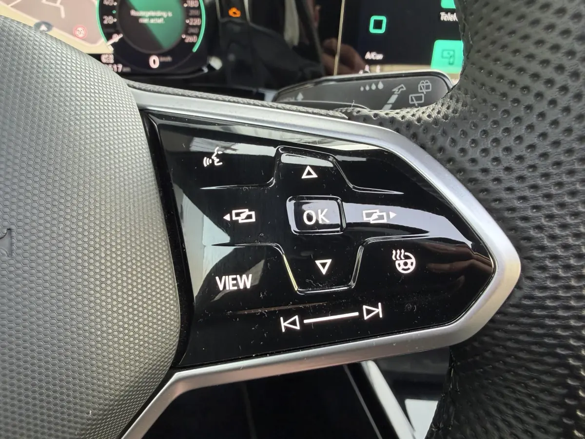 Golf VIII eTSI 110kW R-Line DSG | Pano | LED | Navi | Climate | Camera | Parkeer sensoren |