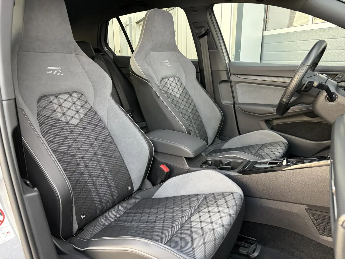 Golf VIII eTSI 110kW R-Line DSG | Pano | LED | Navi | Climate | Camera | Parkeer sensoren |